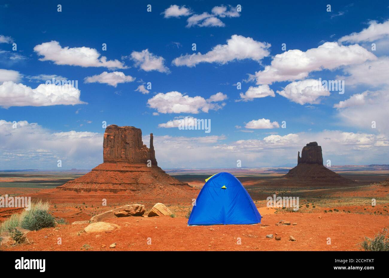 Tenda blu seduta da sola sotto il cielo blu con vista sulla Monument Valley Foto Stock