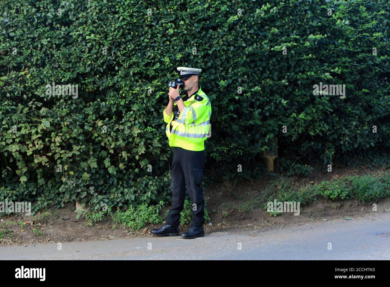 Poliziotto, autovelox, portatile, stradale, trappola di velocità, per veicoli, Norfolk, Inghilterra, Regno Unito Foto Stock