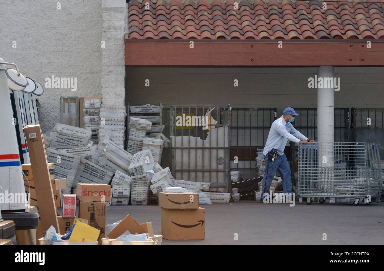 Hollywood, California, Stati Uniti. 22 agosto 2020. I lavoratori postali caricano i loro camion per la consegna della posta di sabato all'ufficio postale di Sunset nella sezione di Hollywood di Los Angeles sabato 22 agosto 2020. Una coalizione di attivisti ha dichiarato oggi un 'giorno d'azione' volto a salvare il Servizio postale degli Stati Uniti, con quasi 700 raduni pianificati a livello nazionale. Credit: UPI/Alamy Live News Foto Stock