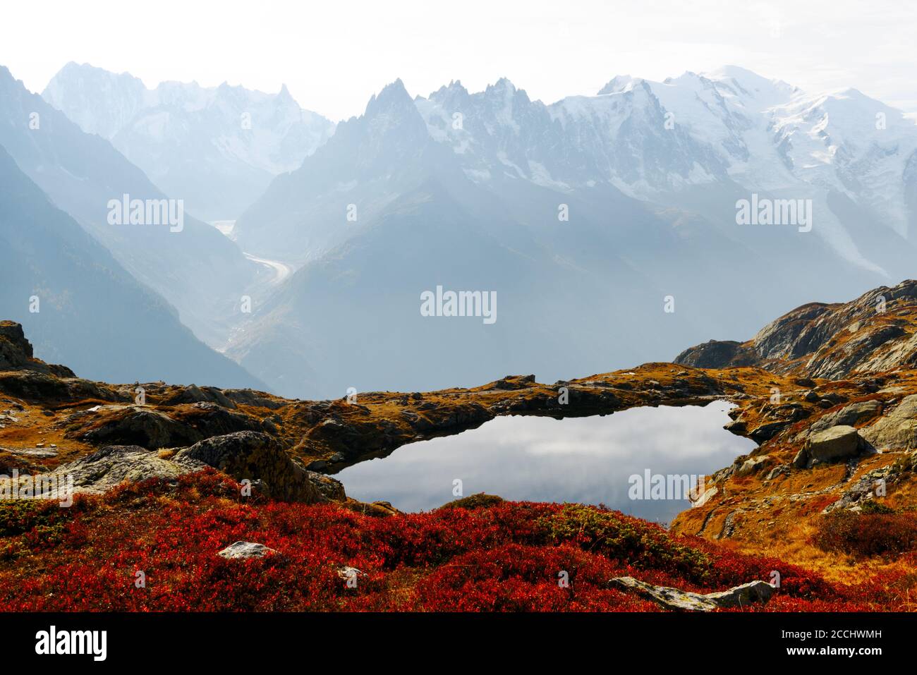 Tramonto colorato sul lago Chesery (Lac De Cheserys) nelle Alpi francesi. La catena montuosa del Monte Bianco sullo sfondo. Chamonix, Alpi Graiche. Fotografia di paesaggio Foto Stock