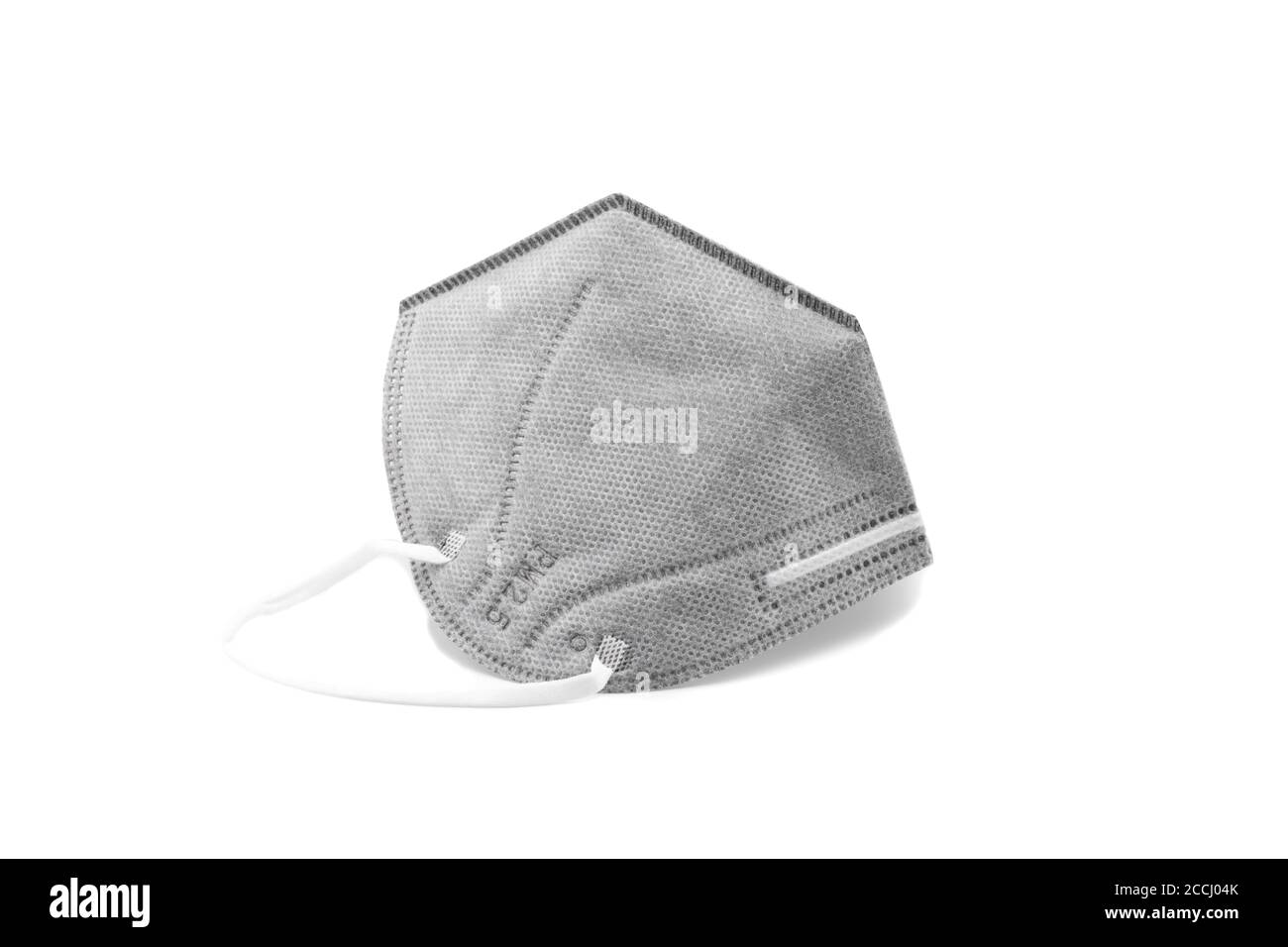 Maschera KN95 o N95 per protezione pm 2.5 e virus corona. Maschera antinquinamento su sfondo bianco. Foto Stock