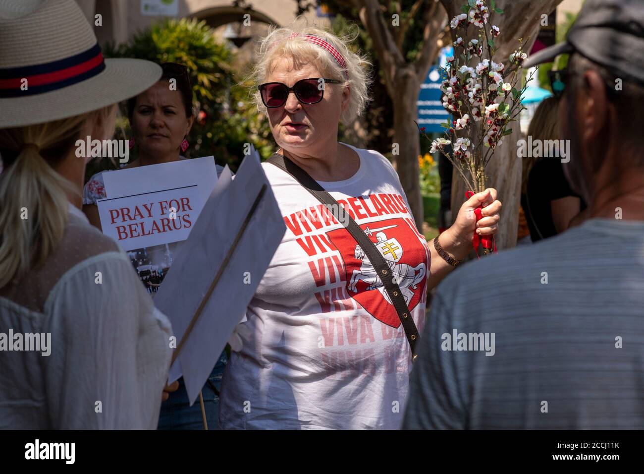 San Diego, California, Stati Uniti. 22 agosto 2020. I manifestanti del Balboa Park di San DiegoÃ¢â‚¬â„¢si riuniscono prima di una marcia per protestare contro la recente rielezione del presidente della Repubblica di Bielorussia Alexander Lukashenko (o Alyaksandr Lukashenka), un'elezione che molti sostengono sia stata rigata. Lukashenko, eletto per la prima volta nel 1994, è stato l'unico presidente della Bielorussia da quando ha ottenuto l'indipendenza dall'Unione Sovietica nel 1990. Credit: David Barak/ZUMA Wire/Alamy Live News Foto Stock