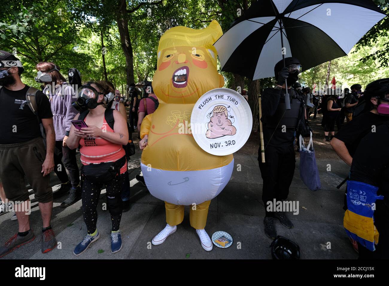 STATI UNITI. 22 agosto 2020. I manifestanti Black Lives Matter si confrontano con i sostenitori di Trump nella strada fuori dal Justice Center di Portland, Ore., il 22 agosto 2020. (Foto di Alex Milan Tracy/Sipa USA) Credit: Sipa USA/Alamy Live News Foto Stock