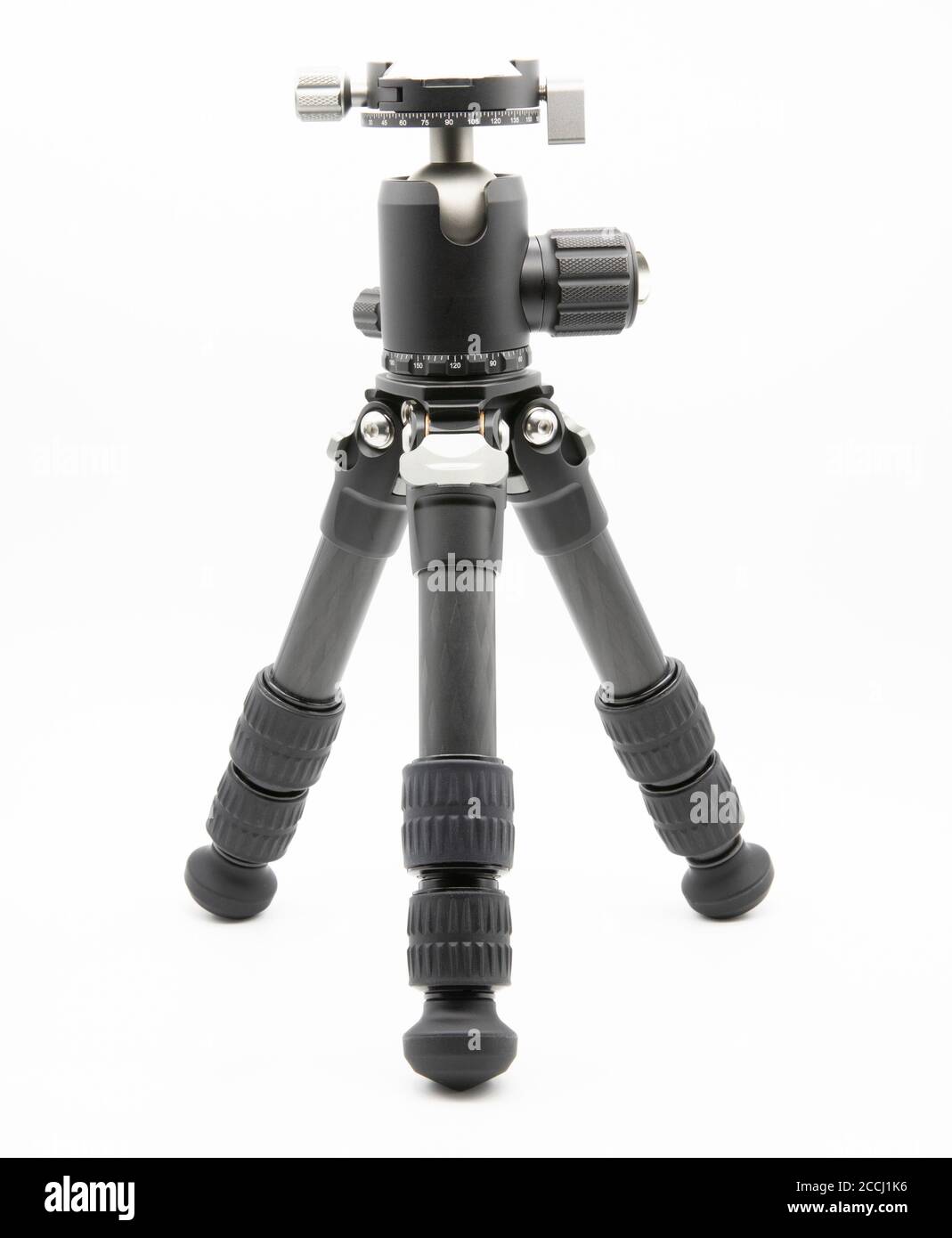 Mini treppiede fotografico con testa a sfera isolata su sfondo bianco Foto Stock
