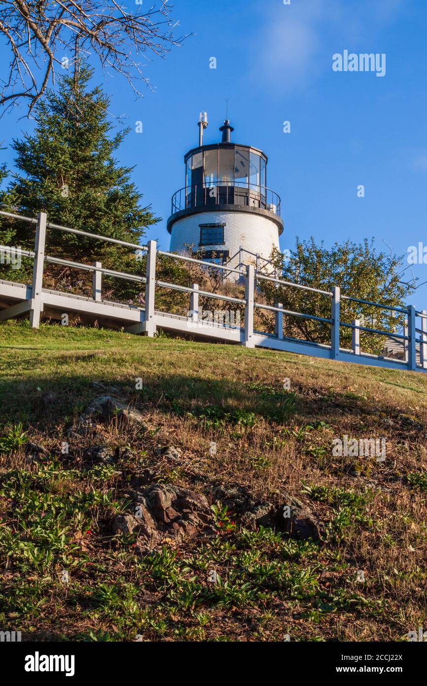 Faro di OWLl's Head nel parco statale di Owl nel Maine è stato costruito nel 1825, con il suo potente corno antinebbia e il quarto obiettivo Fresnel. Foto Stock