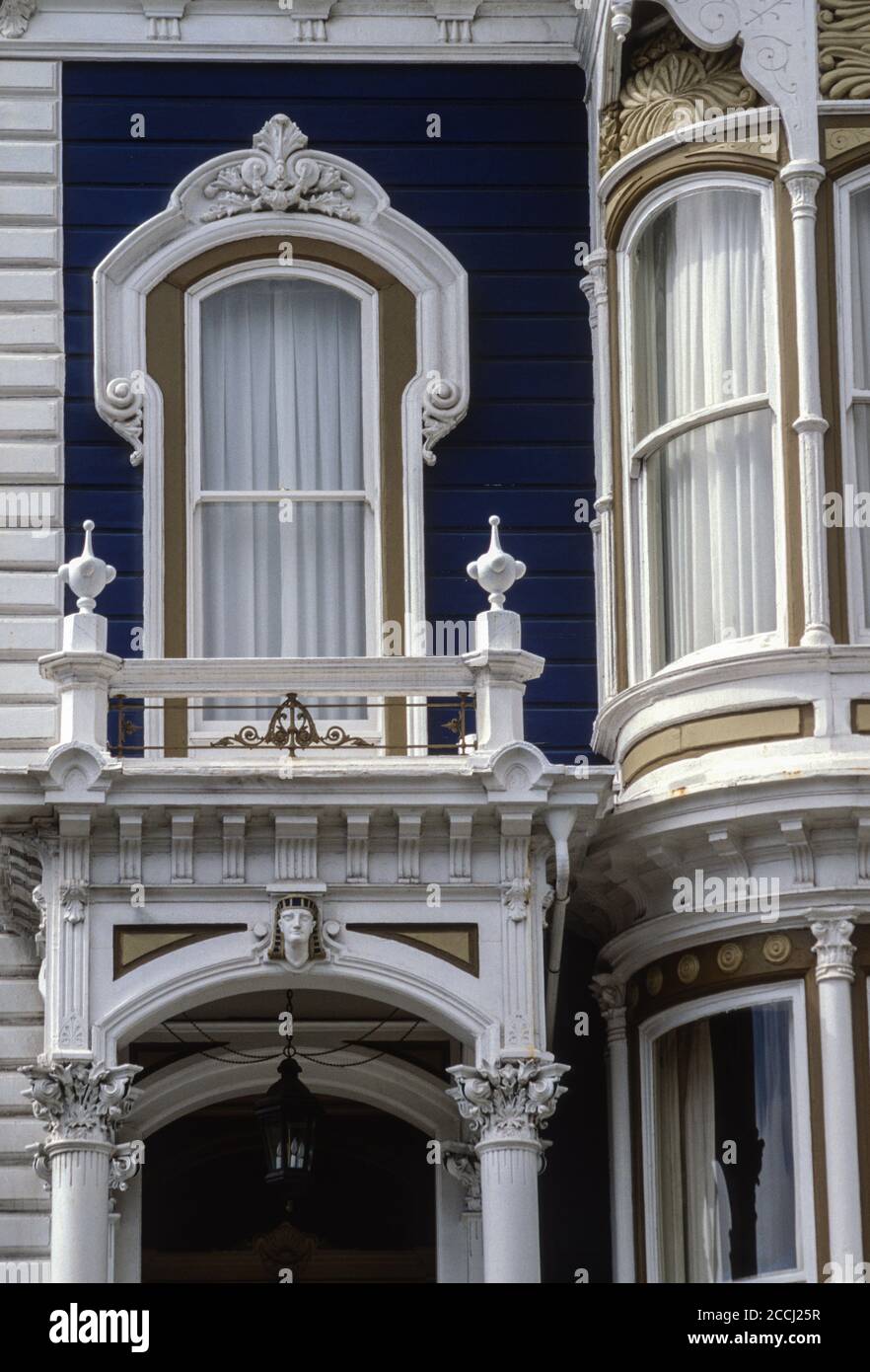 San Francisco, California, Stati Uniti. Pacific Heights, motivo egiziano su Victorian Style House, California Street. Foto Stock