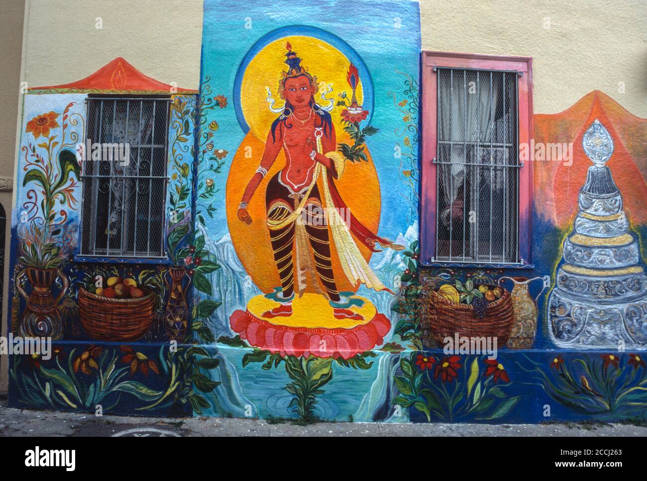 San Francisco, California, Stati Uniti. Distretto della missione, Murale della via balmy 'Manjushri', Deità buddista tibetana della saggezza, dedicata a Dalai lama, di Marta Ayala. Foto Stock
