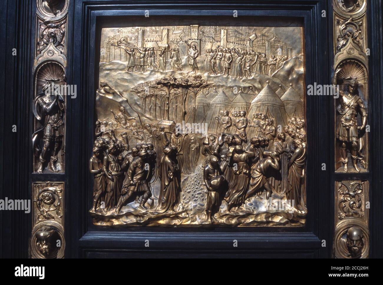 San Francisco, California, Stati Uniti. Cattedrale di grazia (Episcopale). Dettaglio porta d'ingresso raffigurante una scena dell'Antico Testamento, copia dell'originale dello scultore Lorenzo Ghiberti. Foto Stock