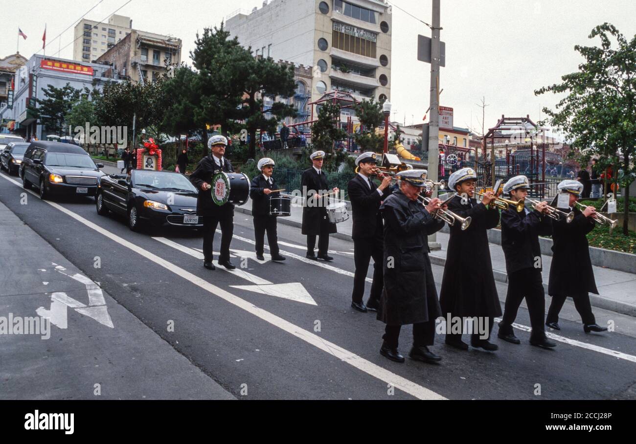 San Francisco, California, Stati Uniti. Chinatown. La Green Street Mortuary Band conduce una Processione funeraria. Foto Stock