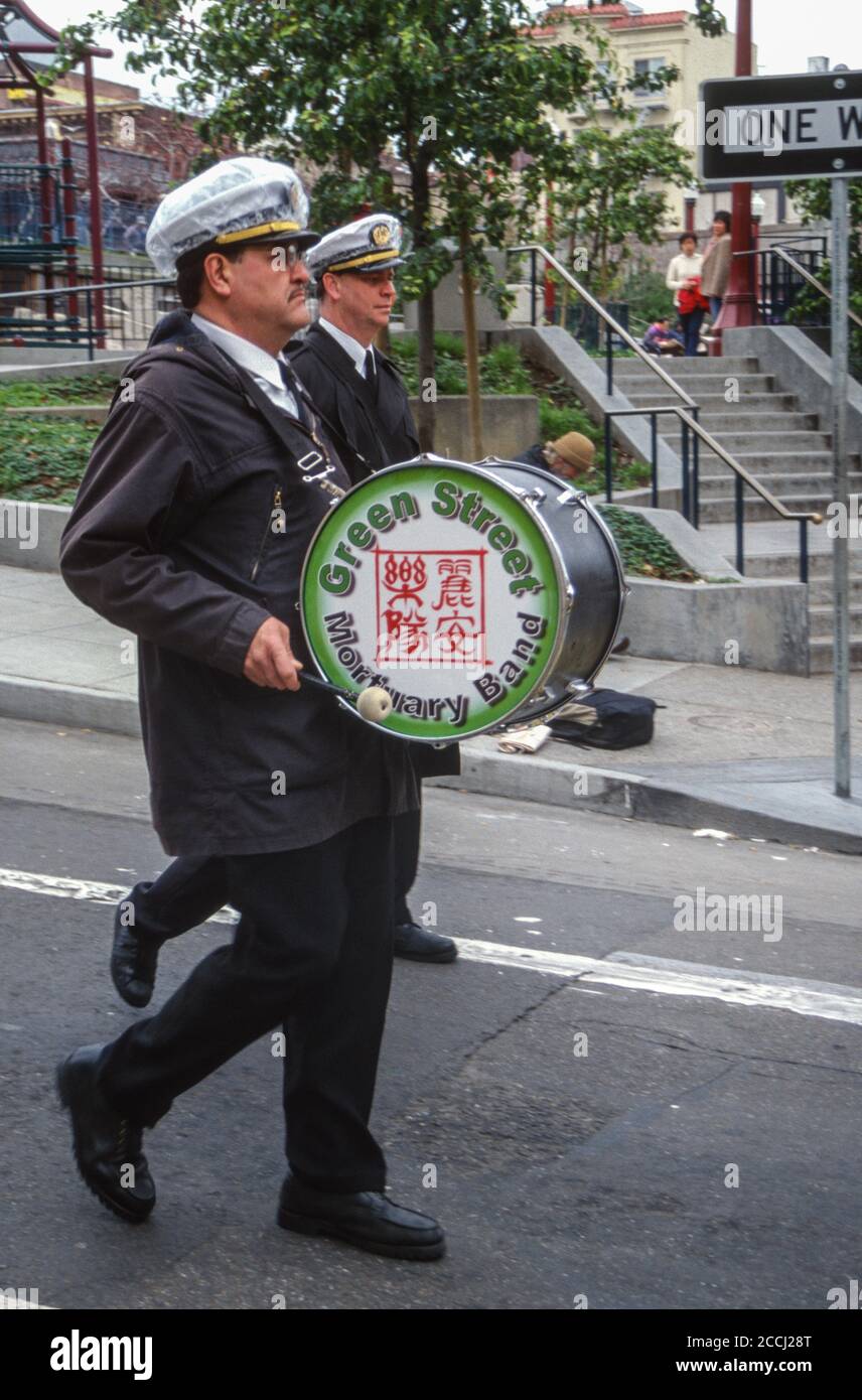 San Francisco, California, Stati Uniti. Chinatown. La Green Street Mortuary Band conduce una Processione funeraria. Foto Stock
