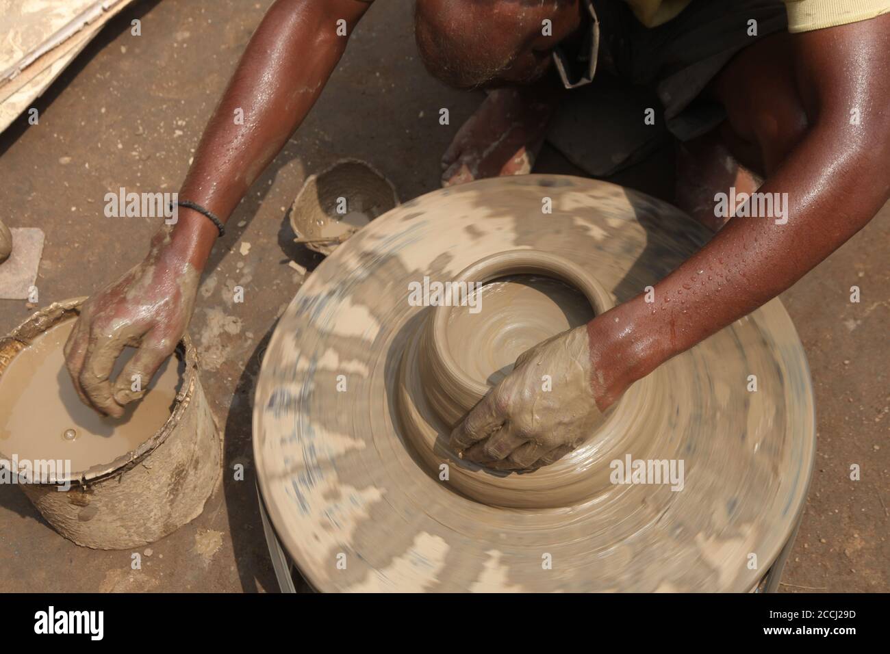 Vasaio di creta, che fa il POT di Clay, vasaio indiano, padrone alla ruota del vasaio di vasaio di creta, produce un vasaio di creta. Primo piano di Pot Making. (© Saji Maramon) Foto Stock