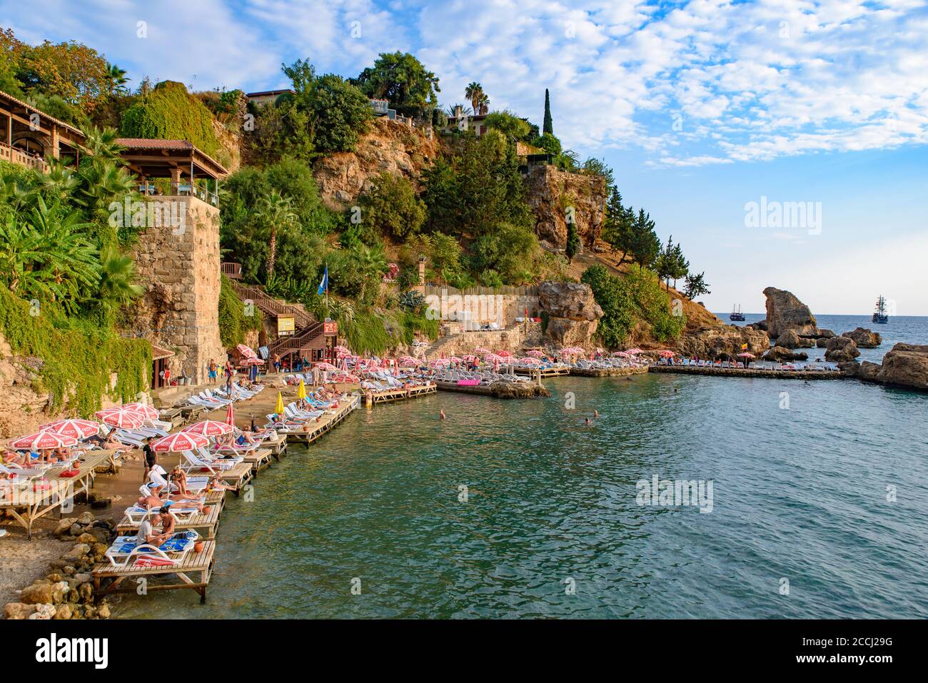 Le persone che nuotano alla spiaggia del porto della città vecchia a. Antalya in Turchia Foto Stock