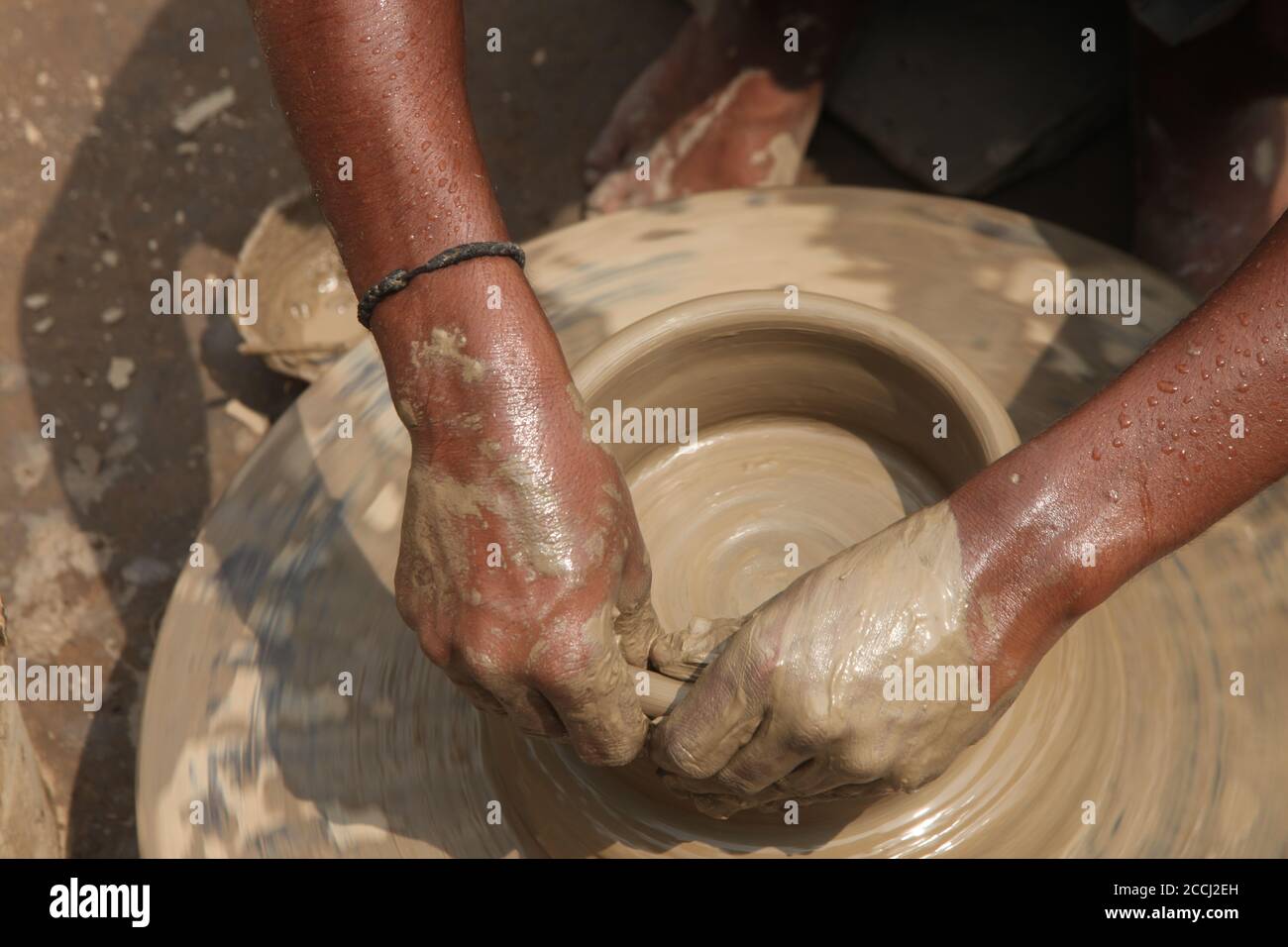 Vasaio di creta, che fa il POT di Clay, vasaio indiano, padrone alla ruota del vasaio di vasaio di creta, produce un vasaio di creta. Primo piano di Pot Making. (© Saji Maramon) Foto Stock