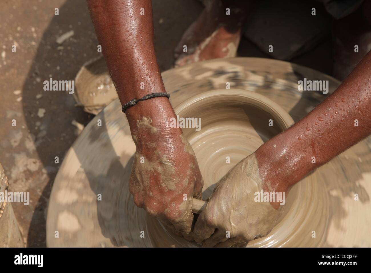 Vasaio di creta, che fa il POT di Clay, vasaio indiano, padrone alla ruota del vasaio di vasaio di creta, produce un vasaio di creta. Primo piano di Pot Making. (© Saji Maramon) Foto Stock