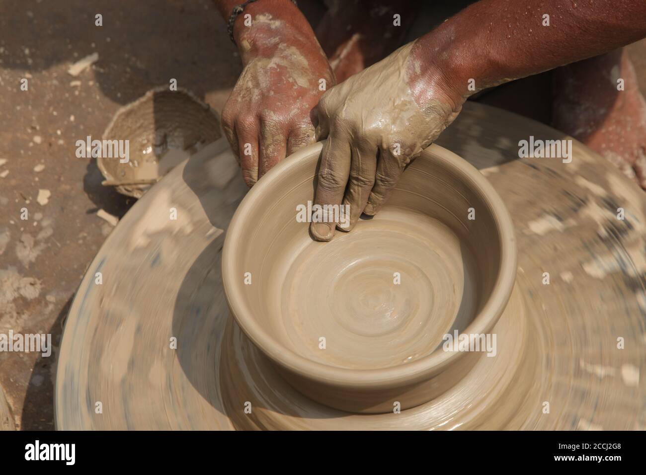 Vasaio di creta, che fa il POT di Clay, vasaio indiano, padrone alla ruota del vasaio di vasaio di creta, produce un vasaio di creta. Primo piano di Pot Making. (© Saji Maramon) Foto Stock