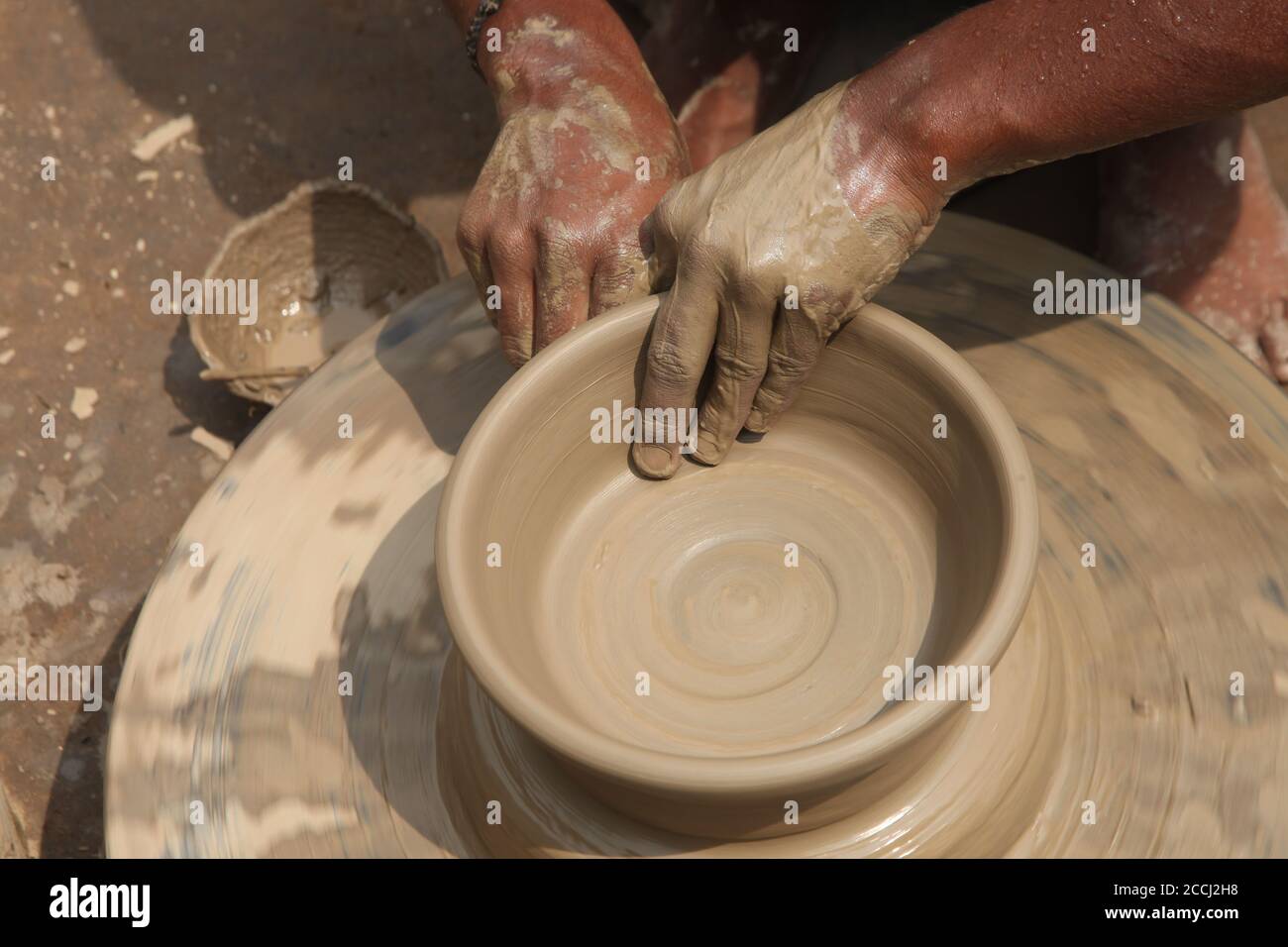 Vasaio di creta, che fa il POT di Clay, vasaio indiano, padrone alla ruota del vasaio di vasaio di creta, produce un vasaio di creta. Primo piano di Pot Making. (© Saji Maramon) Foto Stock