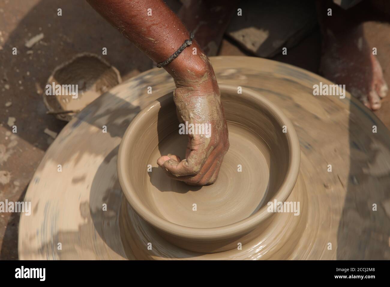 Vasaio di creta, che fa il POT di Clay, vasaio indiano, padrone alla ruota del vasaio di vasaio di creta, produce un vasaio di creta. Primo piano di Pot Making. (© Saji Maramon) Foto Stock