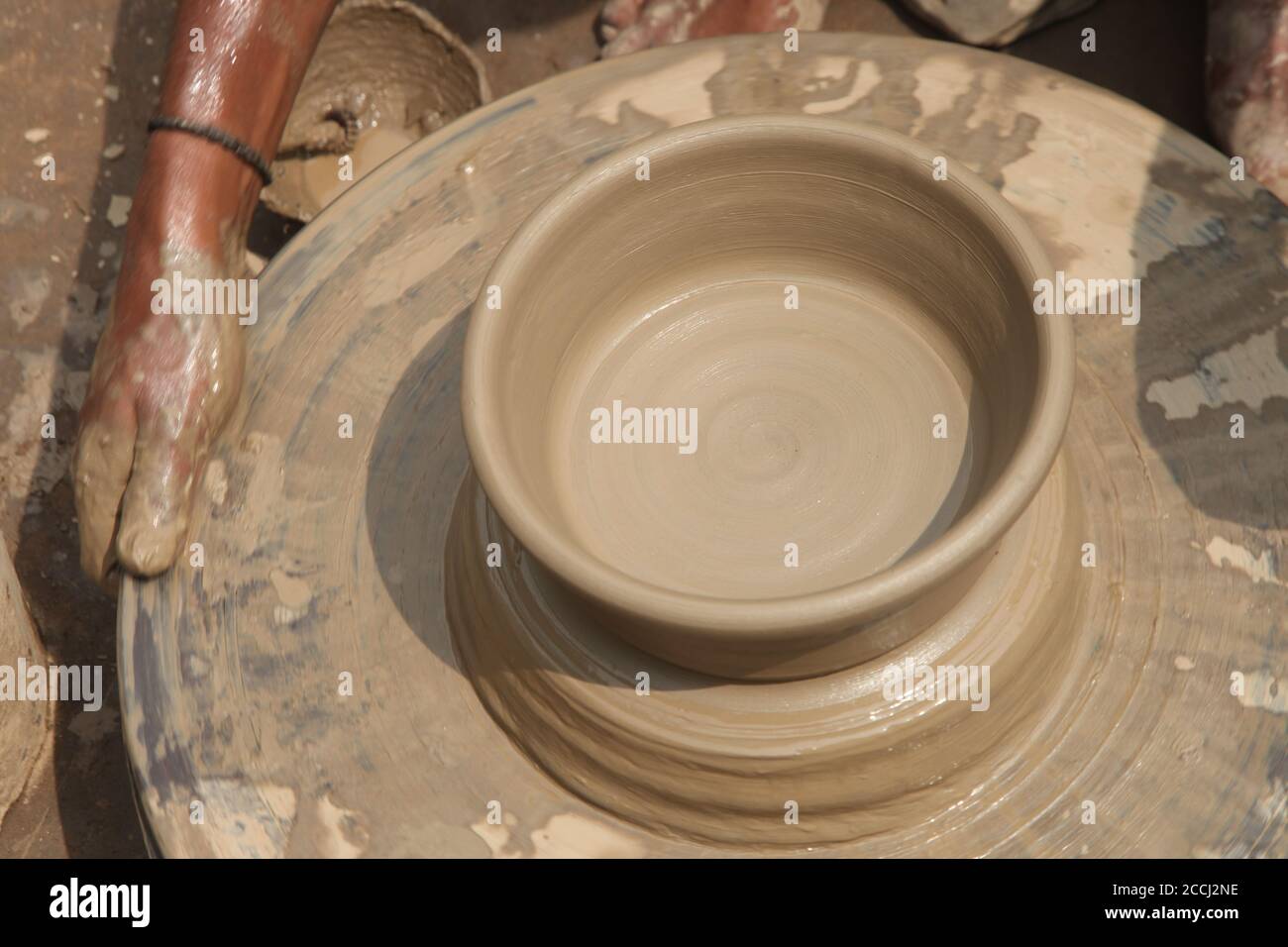 Vasaio di creta, che fa il POT di Clay, vasaio indiano, padrone alla ruota del vasaio di vasaio di creta, produce un vasaio di creta. Primo piano di Pot Making. (© Saji Maramon) Foto Stock