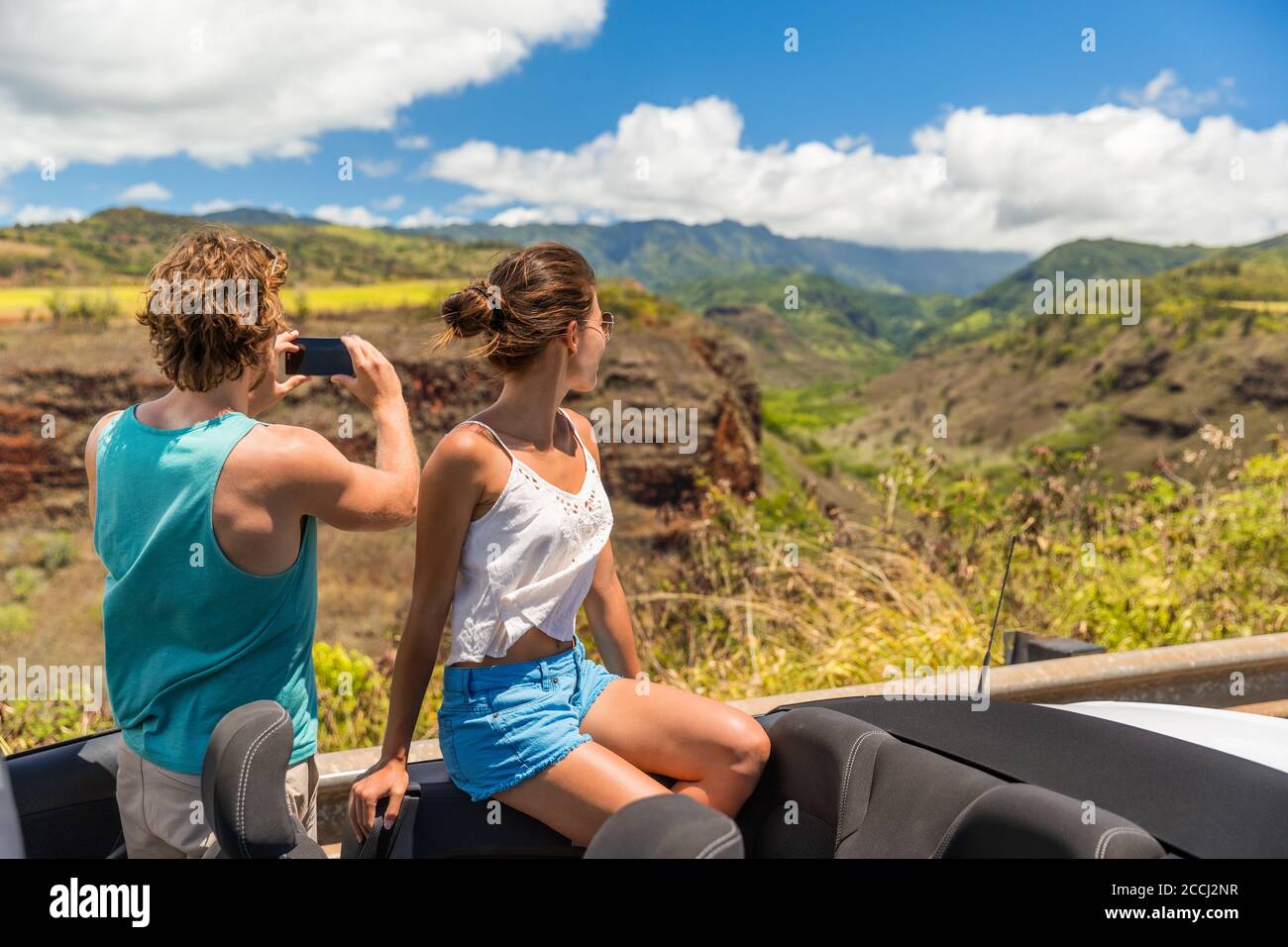 Viaggio in auto vacanza coppia scattando foto della natura delle Hawaii Foto Stock