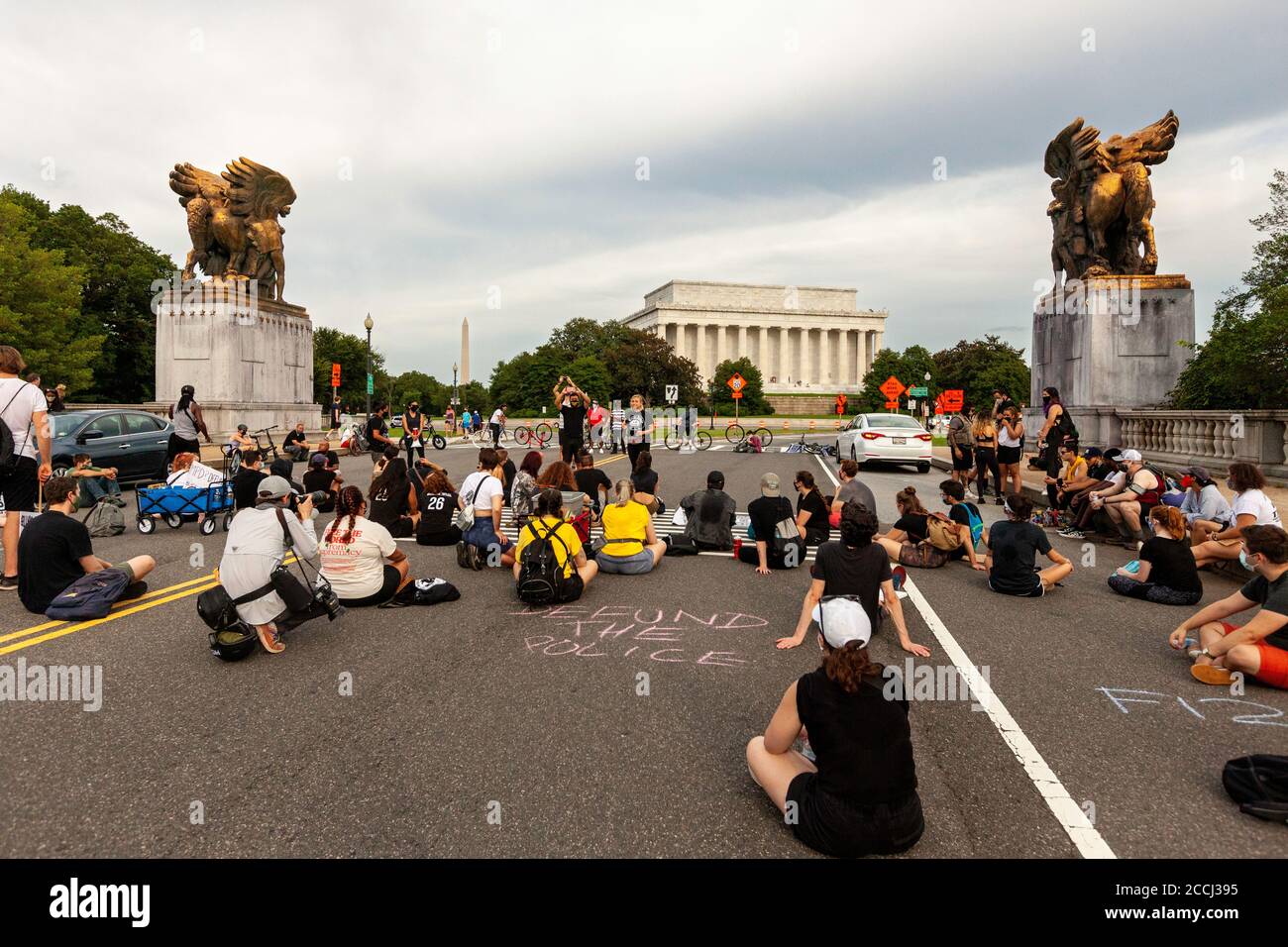 Washington, DC, Stati Uniti. 22 agosto 2020. Nella foto: I dimostranti al Defund la marcia della polizia ha chiuso il Memorial Bridge e ha ascoltato i relatori per un breve periodo, con il Washington Monument e il Lincoln Memorial sullo sfondo. Il Defund la marcia della polizia, sponsorizzata dalle proteste DC, mira a generare sostegno per spostare alcune responsabilità della polizia (come le chiamate di salute mentale) ad altri dipartimenti della città e aumentare i finanziamenti alle comunità per gli sforzi preventivi.Credit: Allison C Bailey/Alamy Credit: Allison Bailey/Alamy Live News Foto Stock