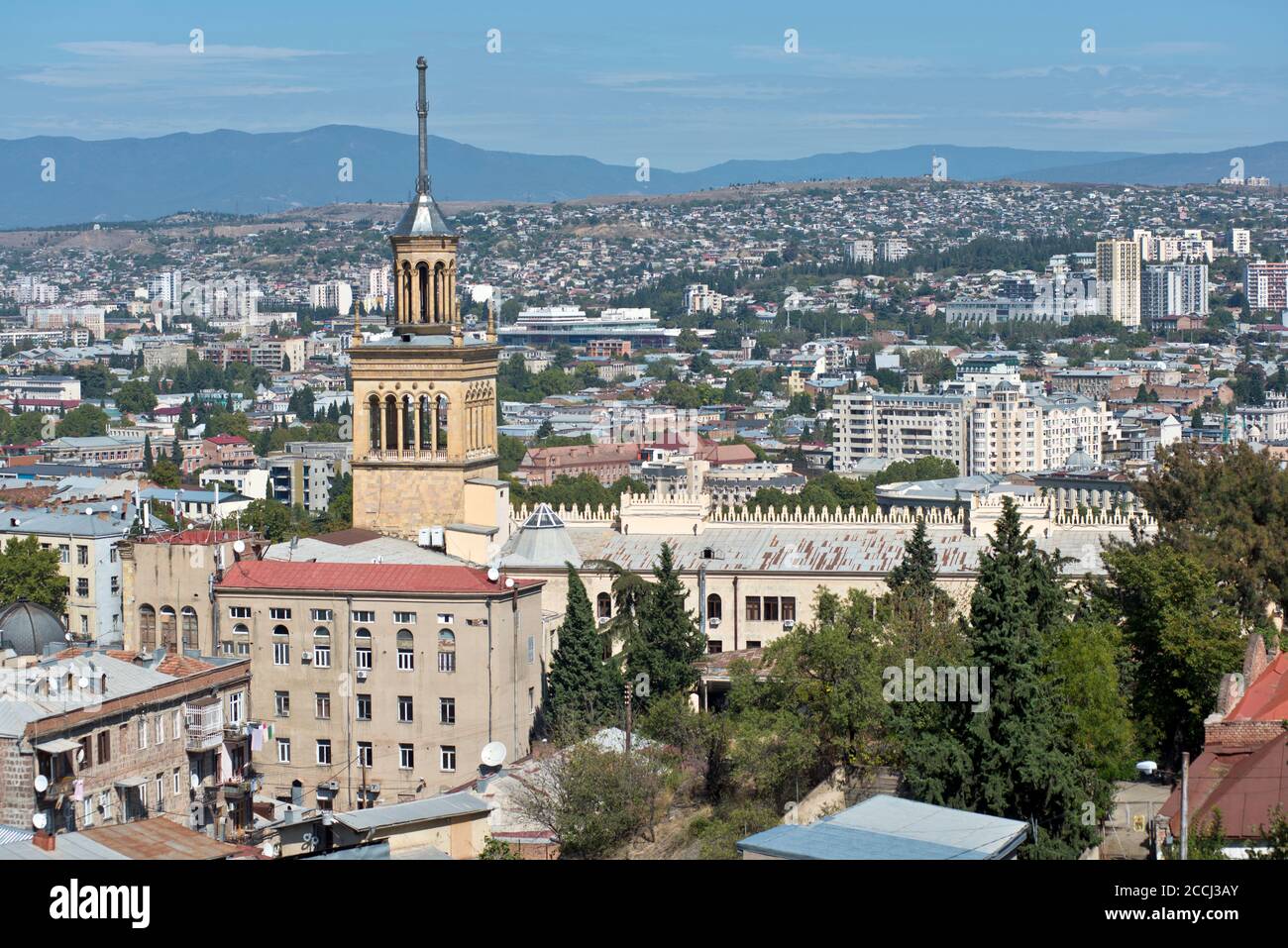 Tbilisi: Vista panoramica con il Cinema Palace sul davanti, e la periferia della città sullo sfondo. Repubblica di Georgia Foto Stock