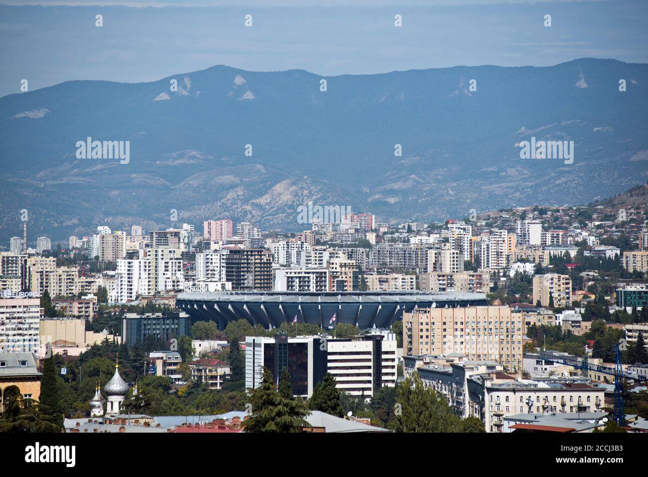 Tbilisi: Vista panoramica con Boris Paichadze Dinamo Arena nel centro, e periferia della città sullo sfondo. Repubblica di Georgia Foto Stock