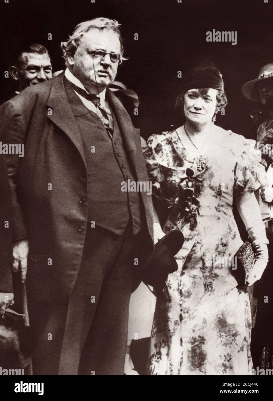 G.K. Chesterton e la moglie di suo fratello Cecil, Ada, dopo la cerimonia di nozze della segretaria di Ada, Miss Dunham, a G.H.N. Phillipps a Londra, Inghilterra, 4 settembre 1933. Foto Stock