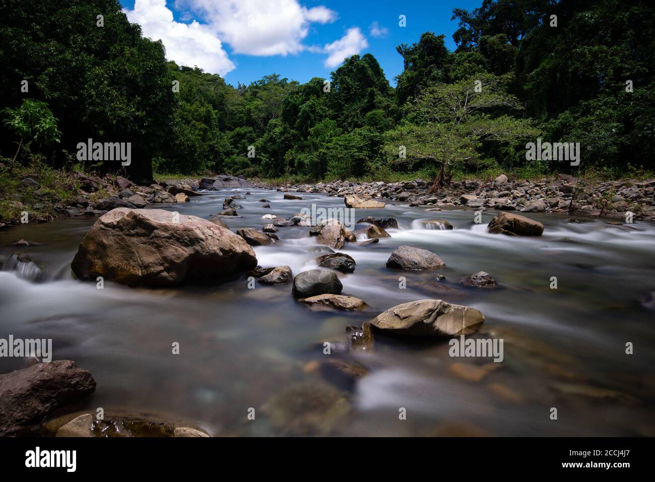 Fiume Kanarom a Serinsim (Sorinsim) Kota Marudu Sabah Malesia Foto Stock