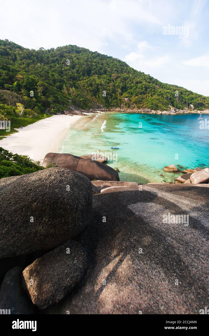 Tranquillo scenario delle Isole Similan in estate mattina, vista dalla montagna di pietra, acque turchesi chiaro mare, destinazioni turistiche in Thailandia. Foto Stock