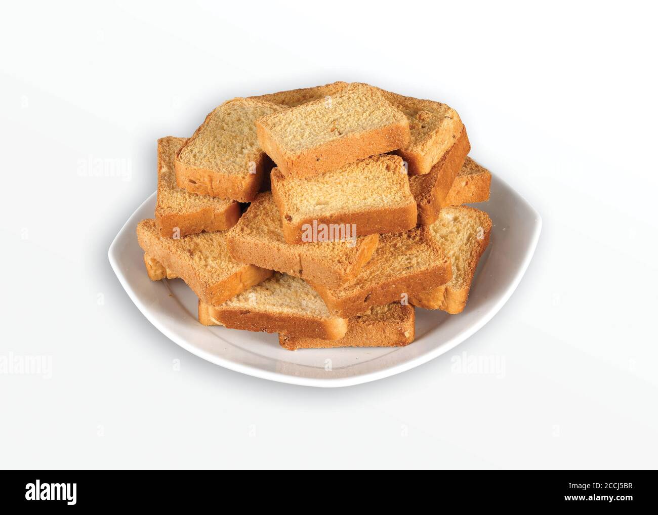 Croccante Rustk o pane tostato per una vita sana, vassoio di biscotti tradizionali con tè, toast per la colazione e tazza di latte fresco e tè, pane tostato secco, croccante Foto Stock