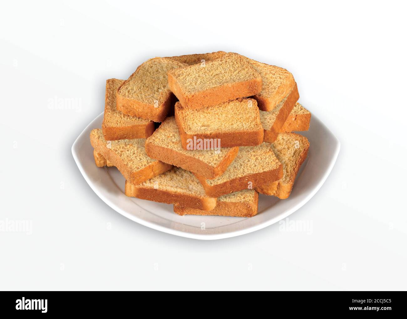 Croccante Rustk o pane tostato per una vita sana, vassoio di biscotti tradizionali con tè, toast per la colazione e tazza di latte fresco e tè, pane tostato secco, croccante Foto Stock