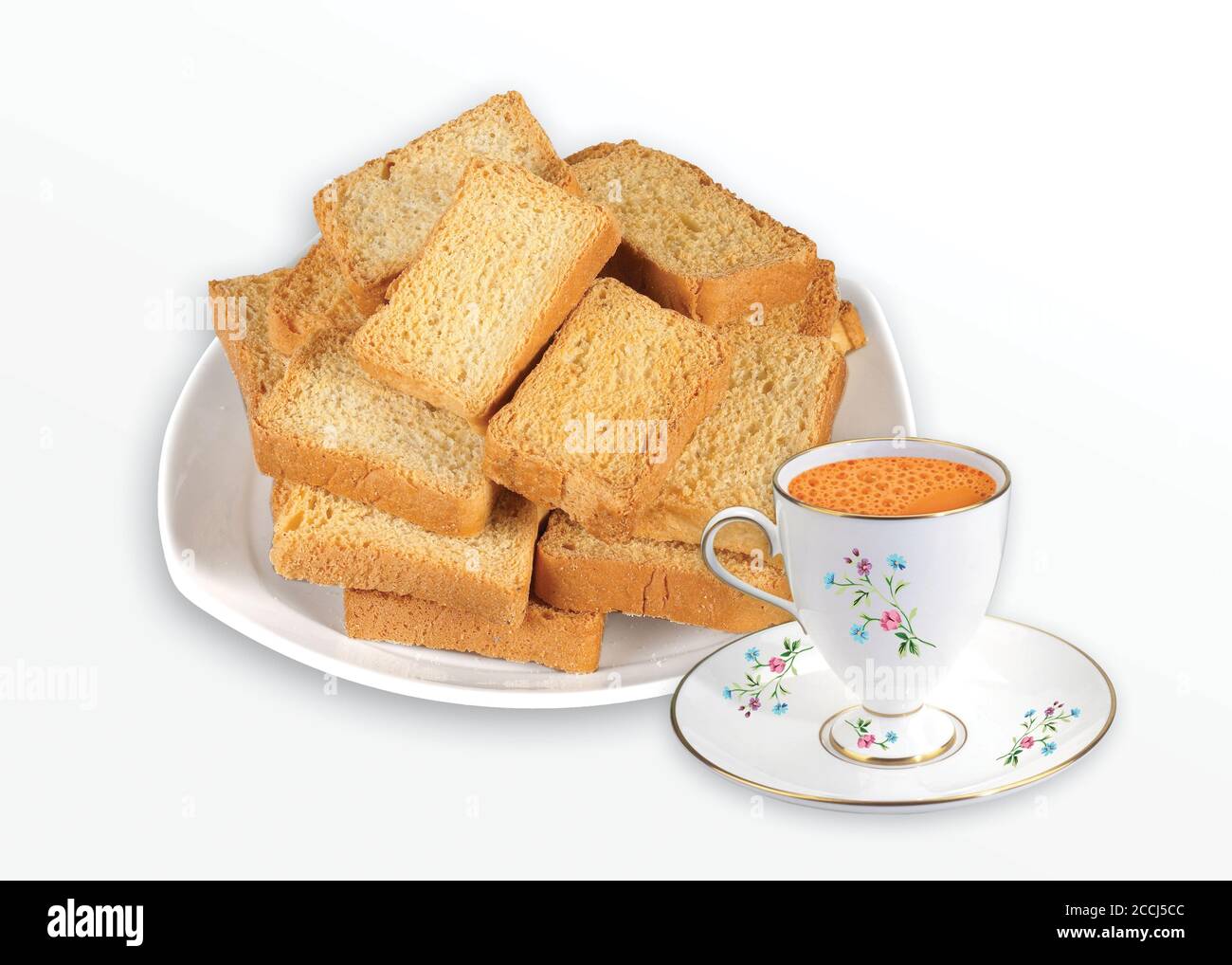 Croccante Rustk o pane tostato per una vita sana, vassoio di biscotti tradizionali con tè, toast per la colazione e tazza di latte fresco e tè, pane tostato secco, croccante Foto Stock