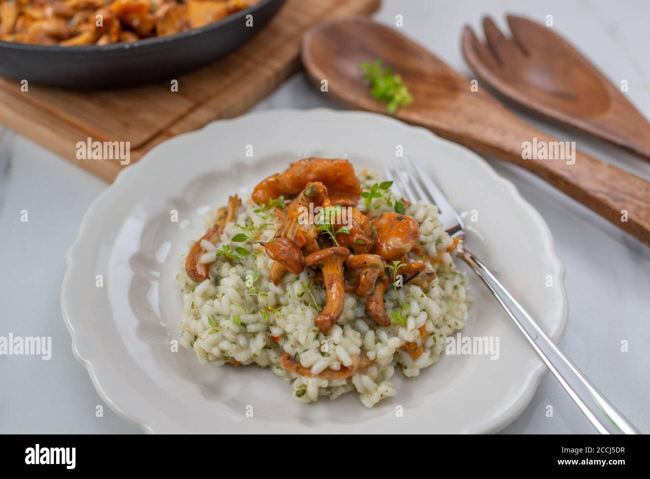 Risotto fatto in casa con funghi e erbe Foto Stock