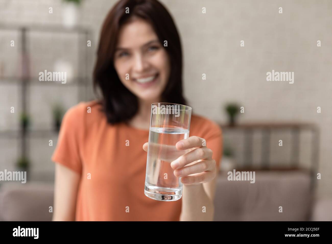 Primo piano di donna consiglia acqua minerale pulita Foto Stock