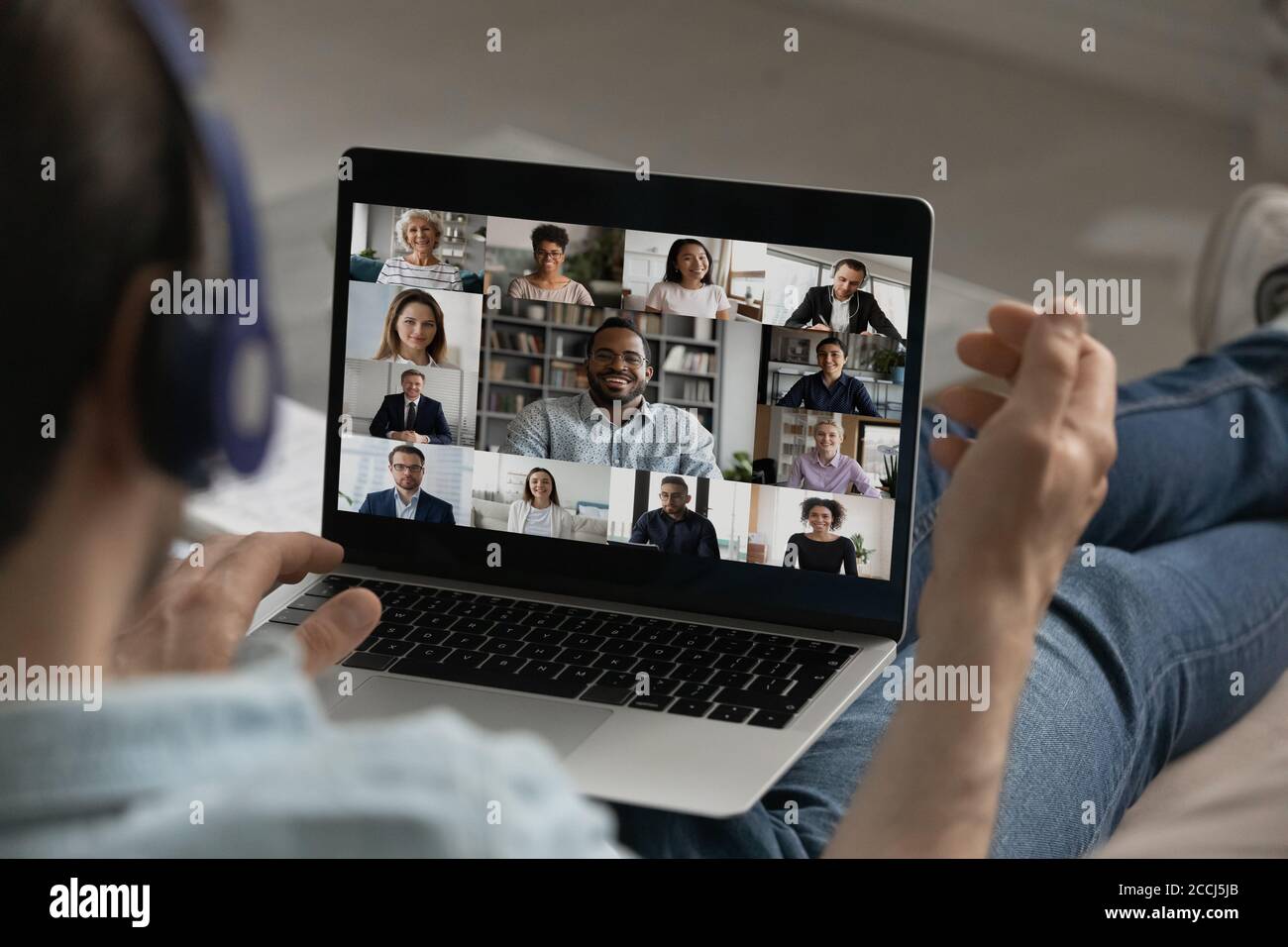 I dipendenti di sesso maschile hanno una videochiamata di gruppo con i colleghi Foto Stock