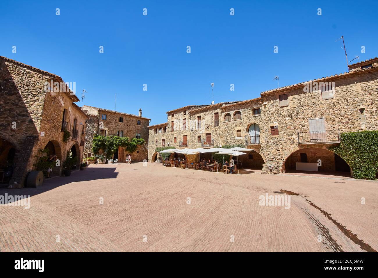 Monells è un borgo medievale spagnolo della provincia di Girona, situato nella comarca di Baix Empordà, Girona, Spagna Foto Stock