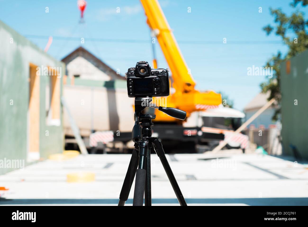 Foto della fotocamera in piedi sul treppiede e processo di ripresa della costruzione. Foto Stock