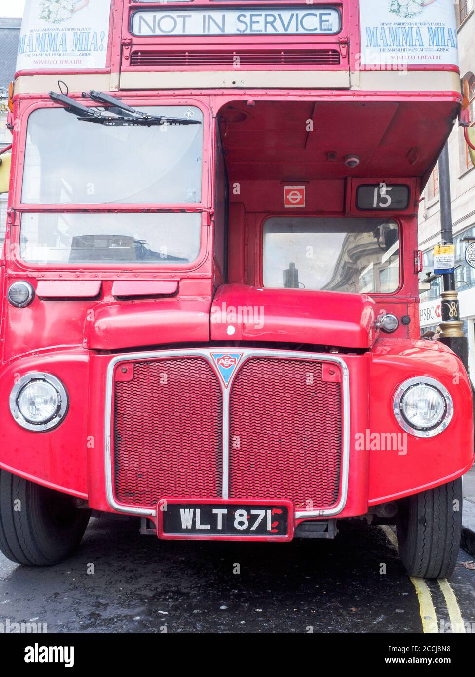 Parte posteriore di un vecchio autobus rosso vintage a due piani - Londra, Inghilterra Foto Stock