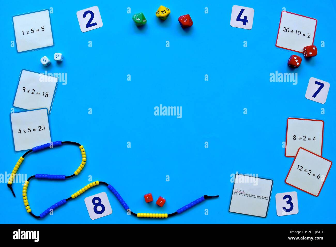 Math Concept flatlay su sfondo blu con copyspace, concentrandosi su ...