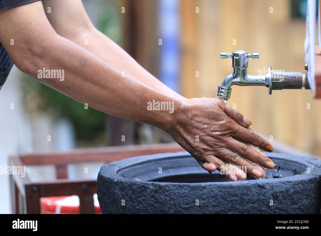 Le mani degli uomini stavano lavando le loro mani nel lavandino a. evitare germi o batteri Foto Stock