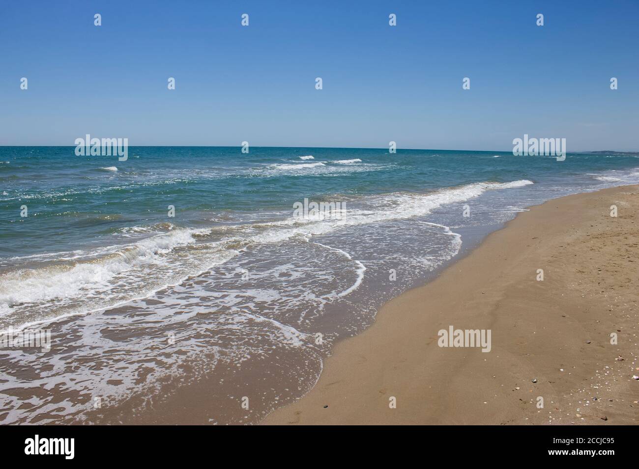 Vista sulla spiaggia in estate, giorno soleggiato a Calafell, Spagna, Mediterraneo Sea.Empty spiaggia no people.Travel destination.Holidays background. Foto Stock