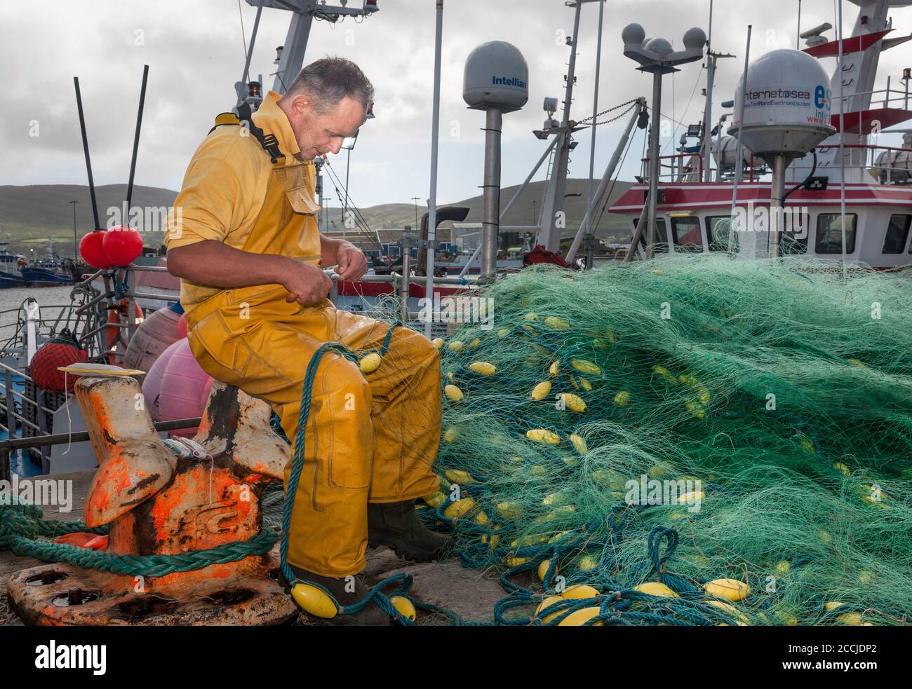 Castletownbere, Cork, Irlanda. 22 agosto 2020. Il pescatore Edward Nova del peschereccio francese Kalicoba che minaccia le reti sulla banchina a Castletownbere, Co. Cork, Irlanda. - credito; David Creedon / Alamy Live News Foto Stock