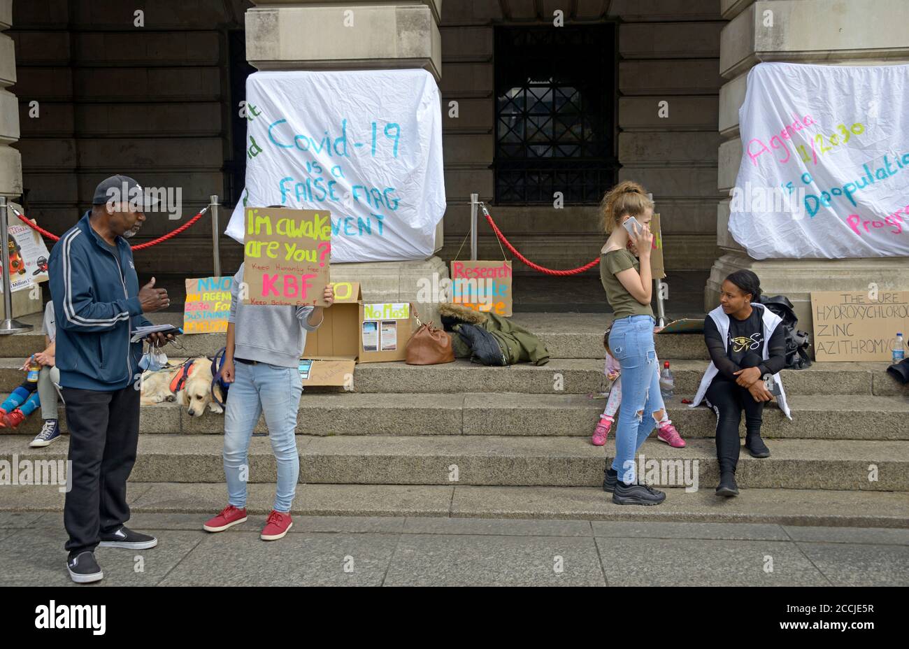 Manifestanti di teoria della cospirazione, al di fuori della Council House, a Nottingham Foto Stock