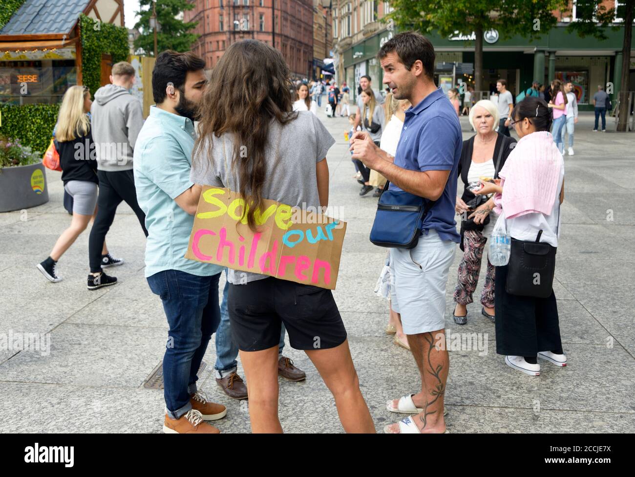 Cospirano i teorici, facendo il loro punto ai passanti. Foto Stock