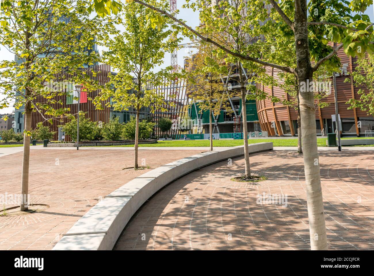 MILANO, ITALIA - Agosto 20 2020: Paesaggio urbano con alberi giovani su terreno pavimentato al centro di sviluppo del rinnovamento urbano, girato il 20 2020 agosto a Milano, Foto Stock