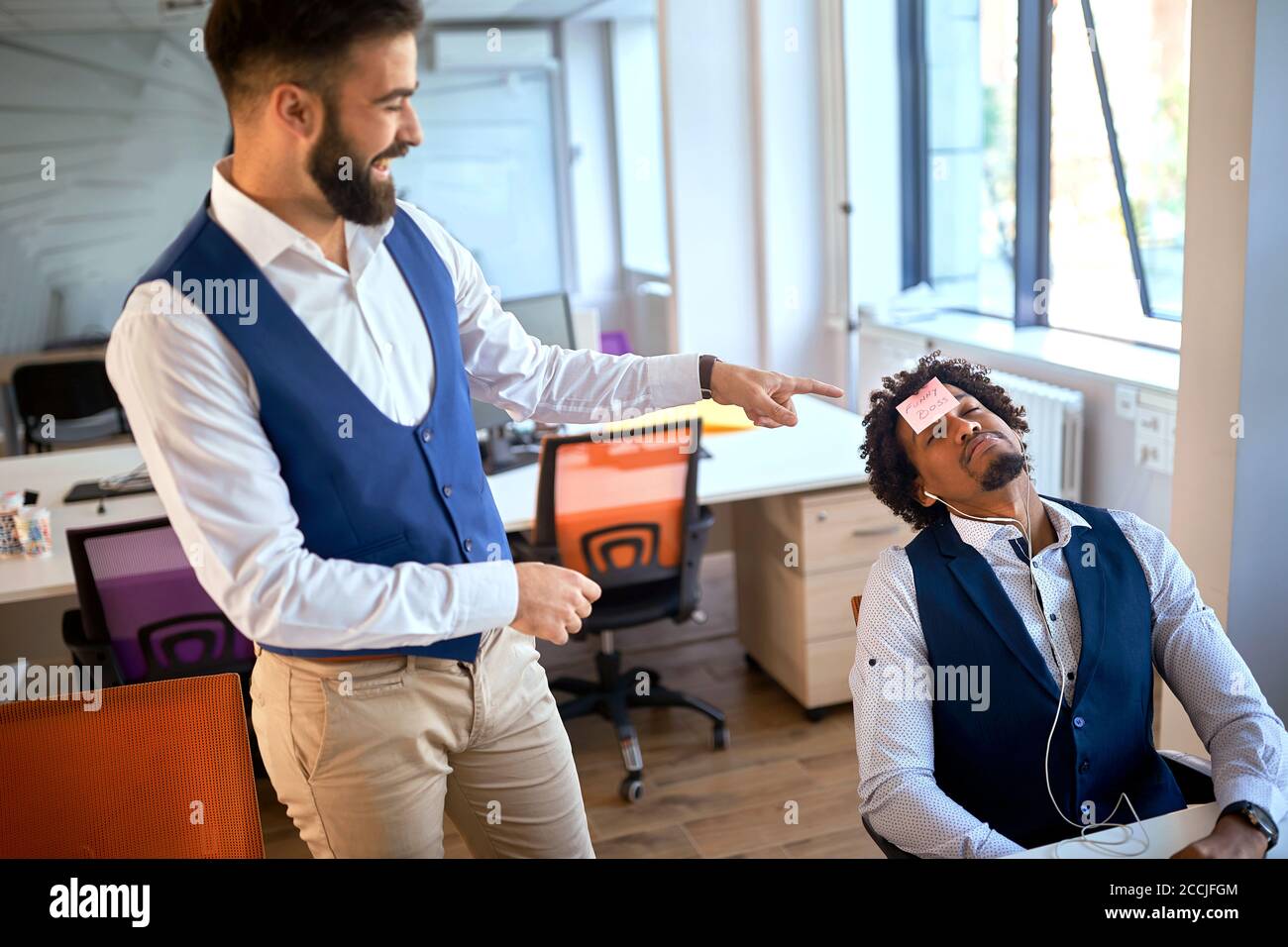 Colleghi che si imbrogliano in ufficio Foto Stock
