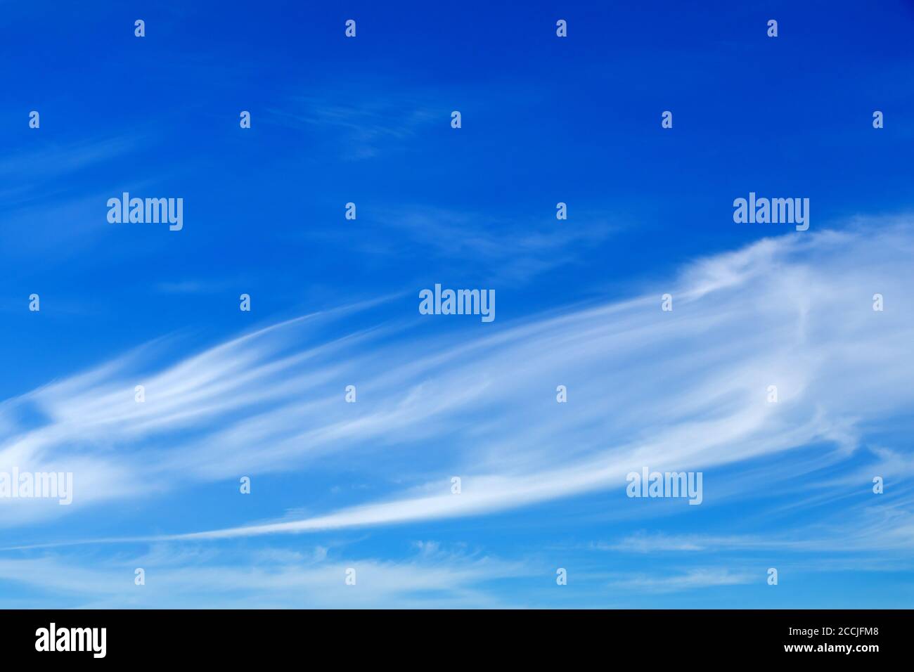 Cirrus nuvole contro un cielo blu Foto Stock