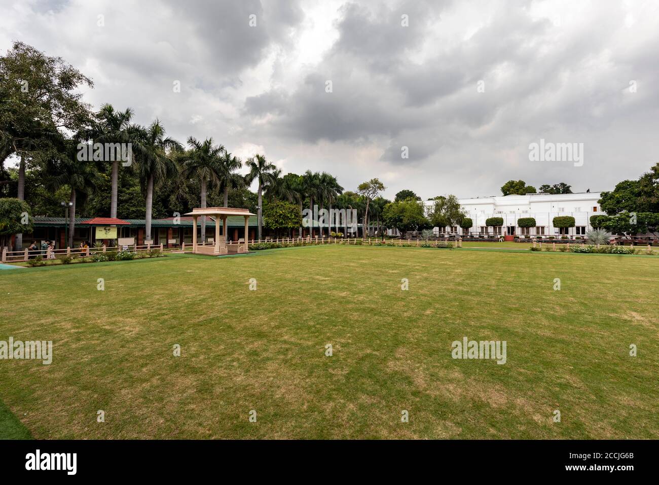 Una vista grandangolare dei prati intorno al riposo Luogo di Mahatma Gandhi al Gandhi Smriti in nuovo Delhi Foto Stock