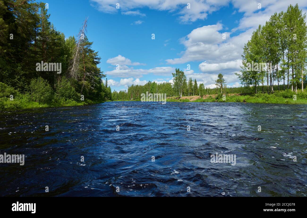 Fiume Naamijoki nella Lapponia occidentale a Pello, Finlandia, vicino a dove il fiume sta unendo Tornionjoki a cui è un fiume affluente. Foto Stock