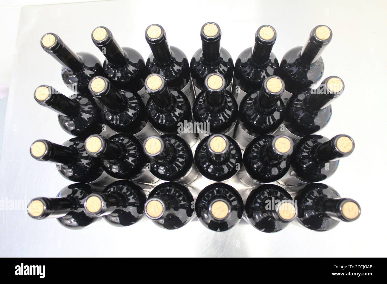 Bottiglie di vetro accatastate in una fabbrica di vino. Foto Stock